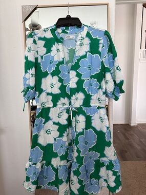 Green Floral Tie-Waist Mini Dress with Blue and White Blooms